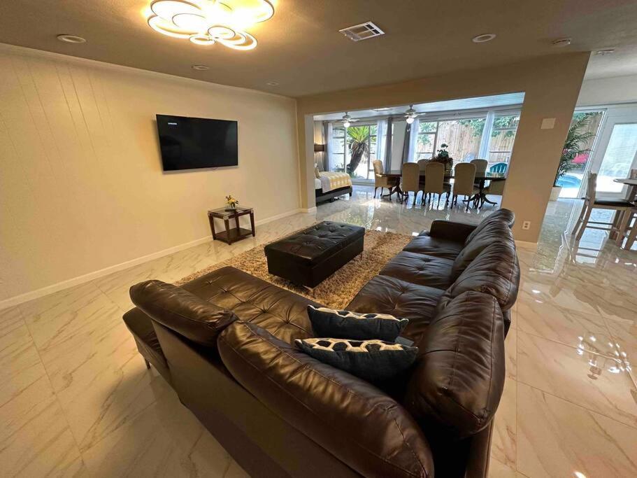 Northwest - Family Pool House!! - Bent Bough